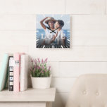 Reloj Cuadrado Boda de Moda moderna El amor conquista toda la fot<br><div class="desc">Foto de moda arroja almohada con caligrafía de escritura y tipografía moderna leyendo:' El amor conquista todo 'junto a sus nombres personalizados. Personaliza tu foto,  nombres y fecha de boda favoritos. Gran regalo para El día de San Valentín,  recién casados o un aniversario.</div>