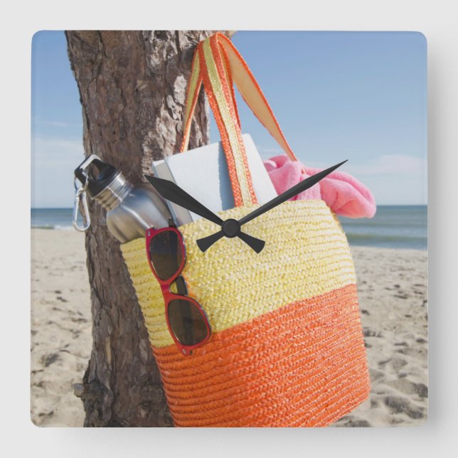 Reloj Cuadrado Bolso que cuelga en tronco de árbol en la playa de (Anverso)