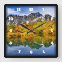 Bosque paisajístico panorámico y montañas