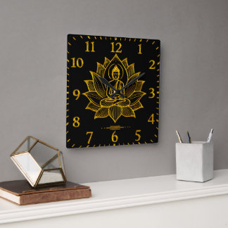Reloj Cuadrado Buda de oro en medio de flores de Lotus en flor
