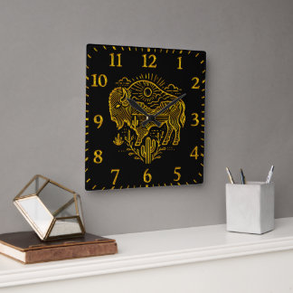 Reloj Cuadrado Búfalo dorado que brilla bajo el sol cerca de las