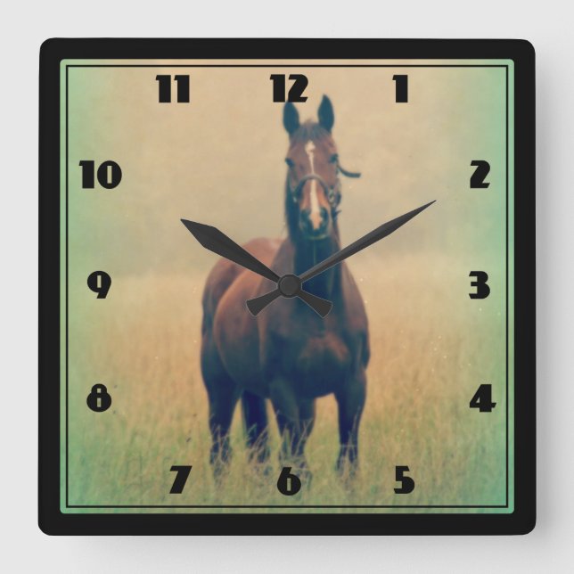 Reloj Cuadrado Caballo de Bahía de pie en un campo (Anverso)