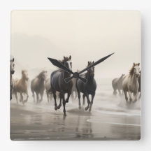 Caballos salvajes en una playa nublada