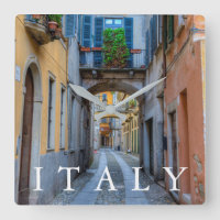 Calle estrecha de la ciudad, Italia