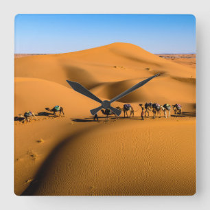 Reloj Cuadrado camellos en el desierto bajo cielo azul