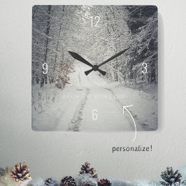 Reloj Cuadrado Camino por un bosque de invierno cubierto de nieve