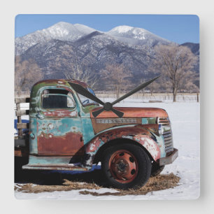 Reloj Cuadrado Camión viejo que se sienta en el campo