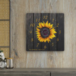 Reloj Cuadrado Casa de campo rústica de girasol de madera<br><div class="desc">Reloj rústico de pared estilo rústico con un girasol dorado amarillo sobre un fondo de madera marrón oscura.               Personalízalo con el nombre y el texto de su familia!            Puede ser un hermoso regalo de mantenimiento para el aniversario de su familia,  boda,  ducha de pareja,  calentamiento de la casa.</div>