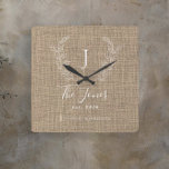 Reloj Cuadrado Casa de campo rústica elegante familia monogramada<br><div class="desc">Monograma clásico blanco,  nombre y moda del año,  caracterizado por el estilo rústico de la casa de campo estilo burlap reloj de pared color burlap estilo casa de campo.        Un regalo moderno para bodas,  aniversarios,  amas de casa,  Acción de Gracias,  Navidades o cualquier otra ocasión.</div>