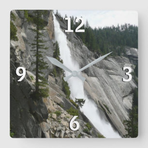 Reloj Cuadrado Cascada Nevada en el Parque Nacional Yosemite