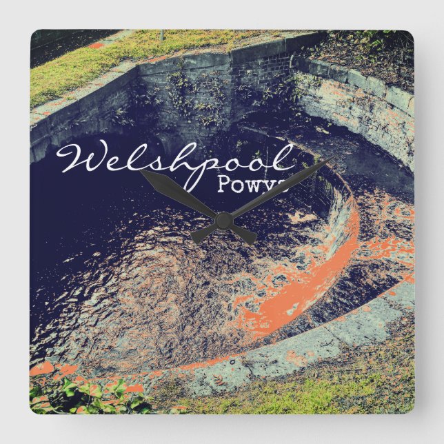 Reloj Cuadrado Cascada y piscina naranja en Welshpool, Powys (Anverso)