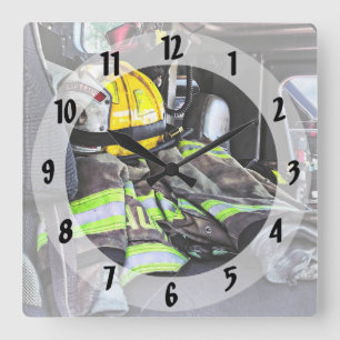 Reloj Cuadrado Casco amarillo del fuego en coche de bomberos