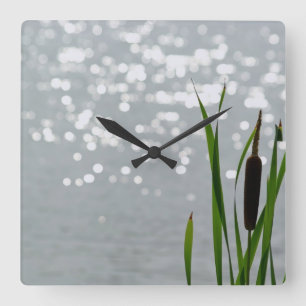 Reloj Cuadrado Cattail delante del lago