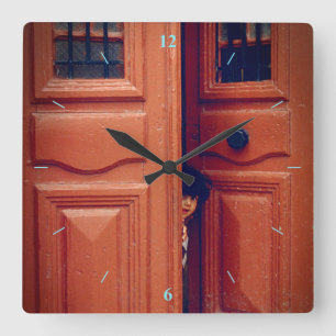 Reloj Cuadrado Chica en la puerta