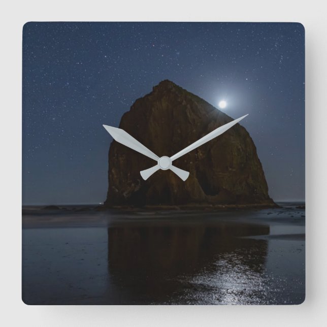 Reloj Cuadrado Cielos sobre Haystack Rock | Cannon Beach, Oregon (Anverso)