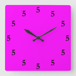 Reloj Cuadrado Cinco en punto negro en alguna parte sobre rosa