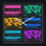 Reloj Cuadrado Cintas de cassette retro coloridas<br><div class="desc">En los años ochenta todos llevaban audífonos y escuchaban su música en un reproductor de cassette portátil. Inserta tu cassette y tenías música en cualquier lugar en cualquier momento, hasta que el lado A terminó y la cinta tuvo que ser entregada al lado B. ¡La gente podía incluso hacer tus...</div>