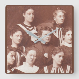 Reloj Cuadrado circa 1905 women’s choir