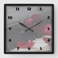 Claves de piano con una rosa roja