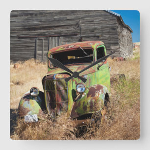 Reloj Cuadrado Coche que aherrumbra delante de la granja