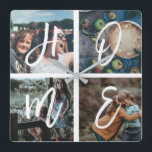 Reloj Cuadrado Collage de fotos de familia Personalizado Secuenci<br><div class="desc">Un cloxk personalizado con 4 fotos de tu familia en un collage cuadrado de fotos y una bella escritura con letras a mano que deletrea HOME. ¡Un gran regalo para mamá,  papá,  familia,  amigos,  padres y abuelos!</div>