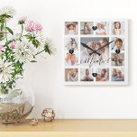 Reloj Cuadrado Collage de la cuadrícula de fotos de la memoria de<br><div class="desc">Un hermoso regalo personalizado para tu mamá que ella apreciará en los años venideros. Cuenta con un moderno diseño de fotografia de 13 cuadros para mostrar 13 de sus propios recuerdos de fotos familiares especiales. "Mamá" diseñada en un bello estilo de escritura negra manuscrita. Cada foto está enmarcada con un...</div>