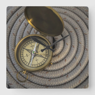 Reloj Cuadrado Compás antiguo en cubierta del velero