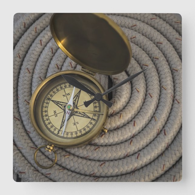 Reloj Cuadrado Compás antiguo en cubierta del velero (Anverso)