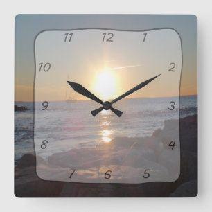 Reloj cuadrado con puesta del sol del océano y la