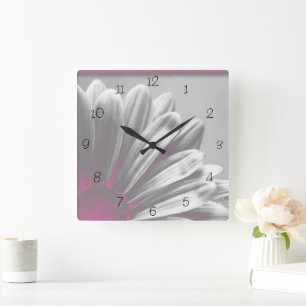 Reloj cuadrado con resaltado floral rosa