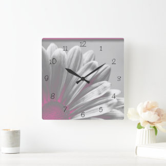 Reloj cuadrado con resaltado floral rosa