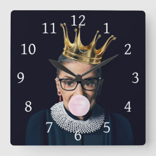 Reloj Cuadrado Corona dorada de Ruth Ginsburg soplando chicle ros