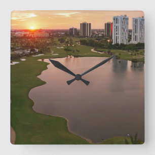 Reloj Cuadrado Country Club al atardecer, Aventura, Florida