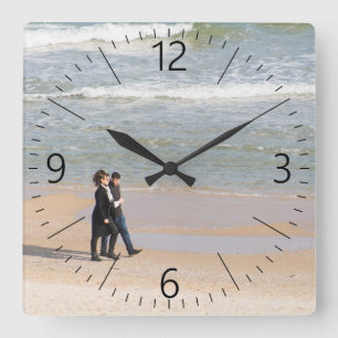 Reloj Cuadrado Couple walking along a shoreline