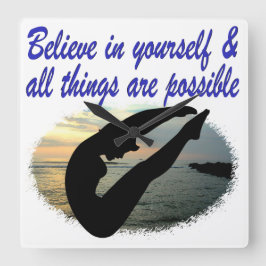 RELOJ CUADRADO CREE EN SÍ MISMO DIVERSOS SUEÑOS