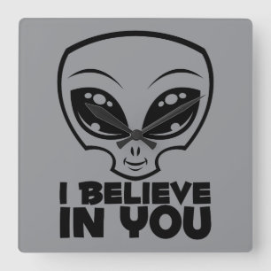 Reloj Cuadrado Creo en ti Alien en línea negra