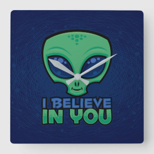 Reloj Cuadrado Creo en ti, amigable alien de dibujos animados