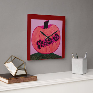 Reloj Cuadrado Crisálida en una calabaza