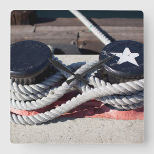 Reloj Cuadrado Cuerda atada a dos bolardos