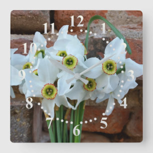 Reloj Cuadrado daffodils cerca del muro de la fortaleza