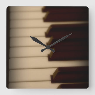 Reloj cuadrado de claves de piano