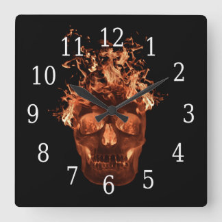 Reloj cuadrado de cráneo de naranja con llamas