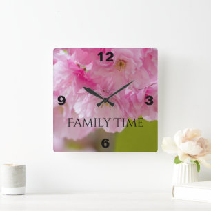 Reloj cuadrado de pared con hermosas flores rosada
