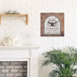 Reloj Cuadrado Decoración personalizada de madera rústica en caba<br><div class="desc">Trae un toque de encanto rústico y personalización a su decoración de casa con este reloj de pared personalizado, diseñado para celebrar la esencia de la adorada cabaña de su familia. Con un impresionante telón de fondo inspirado en los granos de madera, este reloj muestra una cabina muy bien ilustrada...</div>