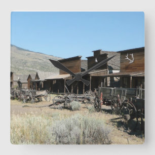 Reloj cuadrado del oeste lejano viejo