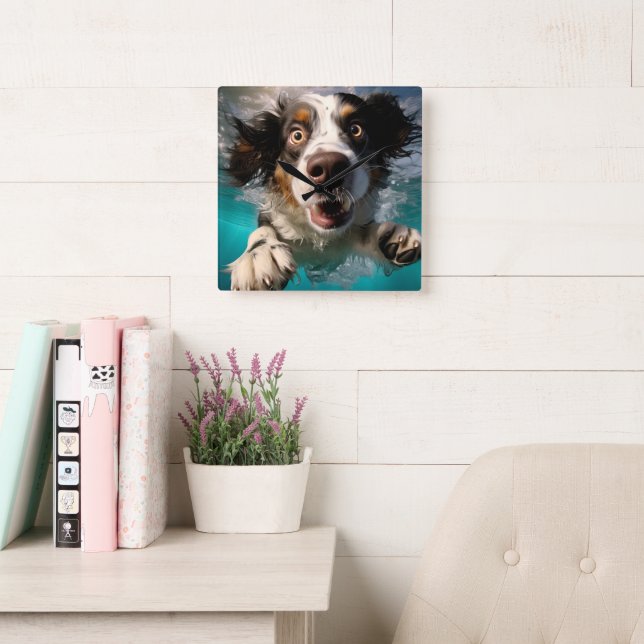 Reloj Cuadrado Diseño de Perro Emocionado Nadando Subacuático (Sala de lectura)
