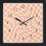 Reloj Cuadrado Dormitorio retro amarillo rosado de verificación d<br><div class="desc">Una almohada de diseño a cuadros,  perfectamente retorcida,  en tonos pastel,  llena de grandes vibraciones. Patrón moderno de damas con retorsión. Este bonito diseño retro psicodélico te lleva a la maravillosa tierra. Los cheques retorcidos en colores pastel. Controles de torzal y remolinos,  con un patrón pastel a cuadros</div>