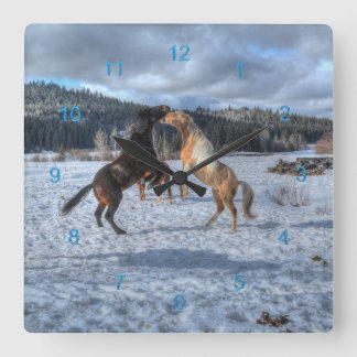 Reloj Cuadrado Dos caballos de rancho jugando en la nieve IV de I