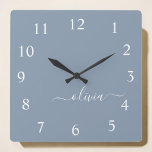 Reloj Cuadrado Dusty Blue Modern Script Elegante Nombre Monograma<br><div class="desc">Reloj de nombres de monograma de guión azul turbio. Esto hace que el dulce perfecto cumpleaños 16,  boda,  ducha de novia,  aniversario,  ducha de bebé o fiesta de soltera sea regalo para alguien que ama el lujo glam y los estilos de moda.</div>