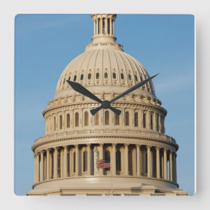 Reloj Cuadrado Edificio del capitolio tirado en la oscuridad